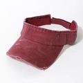 Visière de soleil en denim délavé vintage avec détails déchirés en couleur rouge bordeaux. - Rouge Vin Trou Délavé