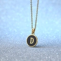 Elegante collana dorata con ciondolo tondo nero e lettera D dorata al centro - Lettera D