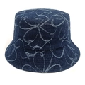 Dettaglio dei motivi floreali bianchi su un cappello alla pescatora in denim blu scuro - M(56-58cm) / Blu navy