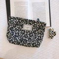 Borsa cosmetica jacquard floreale bianca e nera con etichetta su biancheria - Fiore Nero Trama Corteccia