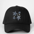 Dettaglio di un cappello da baseball nero con stelle di jeans blu e catene metalliche decorative - Nero