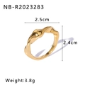 Detailansicht eines gedrehten Goldrings aus Edelstahl mit 2,5 cm Größe und 3,8 g Gewicht - Goldener Wellenförmiger Gedrehter Ring (NB-R2023283)