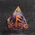 Piramide di Orgonite in ametista con simbolo runico Fehu dorato e spirale di rame - Messaggero - Istruzione e Carriera