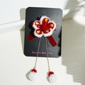 Detalle de pinza para pelo con flor roja de terciopelo y borlas de pelo blanco con cadenas - Estilo Borla de Flor de Cinco Pétalos Roja