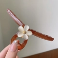 Dettaglio del fermaglio per capelli ambra con petali bianchi perlati e metallo - 12.7cm / Marrone