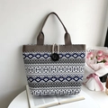 Ethnic τσάντα tote από καμβά με γεωμετρικό μοτίβο, καφέ λουράκια και κουμπί κλεισίματος - Στυλ 2 (Μπλε Γεωμετρικό)