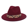 Gros plan d'un chapeau fedora rouge bordeaux avec ruban peau de serpent et rivet doré - M (56-58cm) / Bordeaux