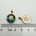 Détail de pendentifs en nacre avec relief rose dorée et règle de mesure de taille - Rose (coquillage Blanc)