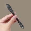 Macro-opname van grijze metalen oogcrème massagestaaf met glanzende grijze strass-steentjes - Volledige Strass Zwart / Zwart