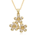 Detailansicht des goldenen Blumenanhängers mit Zirkonia-Steinen an einer Halskette - Dreifach-Goldene-Blumen-Stil (F218)