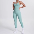 Minzgrünes Yoga-Set mit Neckholder-Top und High-Waist-Leggings für Damen im Detail - Blassgrün