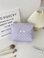 Dettaglio della borsa da trucco trapuntata viola a scacchi con fiocchi rosa - Viola Gingham Fiocco