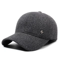 Gorra de invierno gris oscuro para hombre con orejeras y logo Z de metal plateado - Talla Única(Ajustable) / Gris
