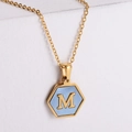 Collana con ciondolo esagonale dorato, inserto in conchiglia blu e lettera M su bianco - Stile M