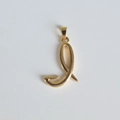 Gros plan d'un pendentif monogramme en acier inoxydable doré 18K avec la lettre cursive L - Pendentif uniquement / Pendentif I