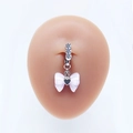 Vue détaillée d'un piercing de nombril en forme de nœud argenté et opale rose sur un modèle - Nœud Rose Cœur Noir