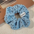 Chouchou en velours côtelé bleu clair avec motifs floraux et étiquette faite main - Floral bleu en velours côtelé / Rose bonbon