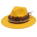 Détail d'un chapeau fedora jaune avec plumes et chaîne de têtes de mort dorées - M (56-58cm) / Yellow (Skull Feather)