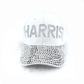Gorra blanca con letras Harris de diamantes y patrón de bandera de EE. UU. en la visera - Ajustable / Blanco