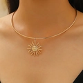 Collana dorata con ciondolo a forma di sole radioso indossata da una modella - Choker Volto del Dio del Sole (Oro) / Oro (A-581)