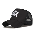Schwarz-weiße Trucker-Kappe mit MH-Stickerei im Gothic-Stil und Mesh-Rückseite - Schwarz mit weißer Stickerei