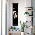 Arazzo bohémien con silhouette floreale, luna e stelle su una parete bianca - Ragazza Luna Stella Nera