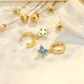 Elegante goldene Blumen-Ohrringe mit hellblauen Blütenblättern und Zirkonia-Akzenten - Türkisblau Zirkonia Kleeblatt / Gold