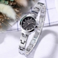 Détail de la montre Naidu en acier argenté avec cadran noir et strass sur tissu - Bracelet Argenté Cadran Noir