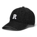 Détail de la lettre R brodée en blanc sur le tissu en denim noir de la casquette - Taille Unique(Réglable) / Denim Lavé Noir (Lettre R) / Noir