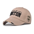 Dettaglio del cappellino Boston con effetto invecchiato e ricamo 3D su twill di cotone kaki - Cachi