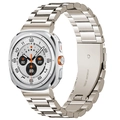 Vista detallada de la correa de reloj de acero inoxidable plateado con hebilla grabada - Universal para Watch Ultra/ Ultra2 / Luz Estelar (Conector de Acero Inoxidable)