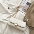 Borsa a tracolla in pelle bianco crema con catena dorata su lenzuola bianche - Bianco