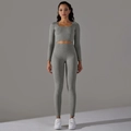 Detail eines grauen nahtlosen Yoga-Sets mit langärmligem Crop-Top und High-Waist-Leggings - S / Gemischt Grau