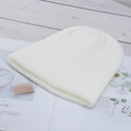 Minimalistische weiße Strickmütze mit Distressed-Details und weicher Rippstruktur - Hohe Elastizität / Weiß