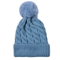 Dettaglio della trama a maglia blu e del pompon in finta pelliccia sul cappello invernale - Blu