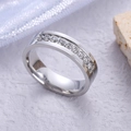 Anello in acciaio al titanio argento lucido con zirconi incastonati dal design minimale - US 6 / Colore Acciaio Donna (Con Pietra)