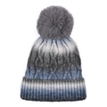 Detail von Zopfmuster und blauem Farbverlauf bei Wintermütze mit Bommel - Blau Weiß Grau Verlauf
