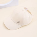 Détail de la casquette beige en coton avec broderie P et sangle arrière réglable - Style Lettre P - Beige