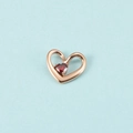 Pendentif cœur en or rose avec une petite pierre de naissance rouge sur fond bleu - Couleur Or Rose Janvier