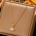 Elegante goldene Ginkgo-Blatt Halskette mit Kristallrand auf einer Vintage-Schmuckbox - Fächer 12160