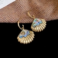 Detailansicht der fächerförmigen Muschelohrringe mit schillernder Perlmutt-Einlage - Fächerförmiger Muschel-Ohrhaken (Gold-Muschel)