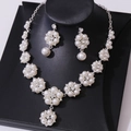 Elegantes Set aus goldfarbener Perlenkette und Ohrringen mit Blumen-Strasssteinen - Silber