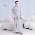 Peignoir long pour hommes gris argenté avec col châle et liseré blanc très élégant - M / Style Homme / Gris Argent