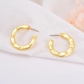 Orecchini a cerchio irregolare placcati oro 18k con trama lavica su lino bianco - Stile Tondo con Texture Lava Irregolare (ZYN-DME076G-1)