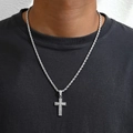 Dettaglio della collana con croce d'argento con strass e catena a corda su un modello - Argento