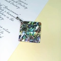 Rechteckiger Mosaik-Anhänger aus neuseeländischer Abalone-Muschel mit Silberöse - Quadratisch