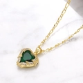 Collier cœur doré avec pendentif en zircon vert sur marbre blanc raffiné - Vert