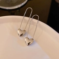 Dettaglio orecchini a spilla da balia argento con ciondolo a cuore su ceramica - Huggie Cuore / Argento