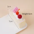 Modèle de gâteau mousse réaliste avec chocolat rose et cerise, taille 7x3x6cm - Blanc