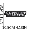 Toppa ricamata nera con testo bianco A Little Bit Dramatic e misure dimensionali - Nero